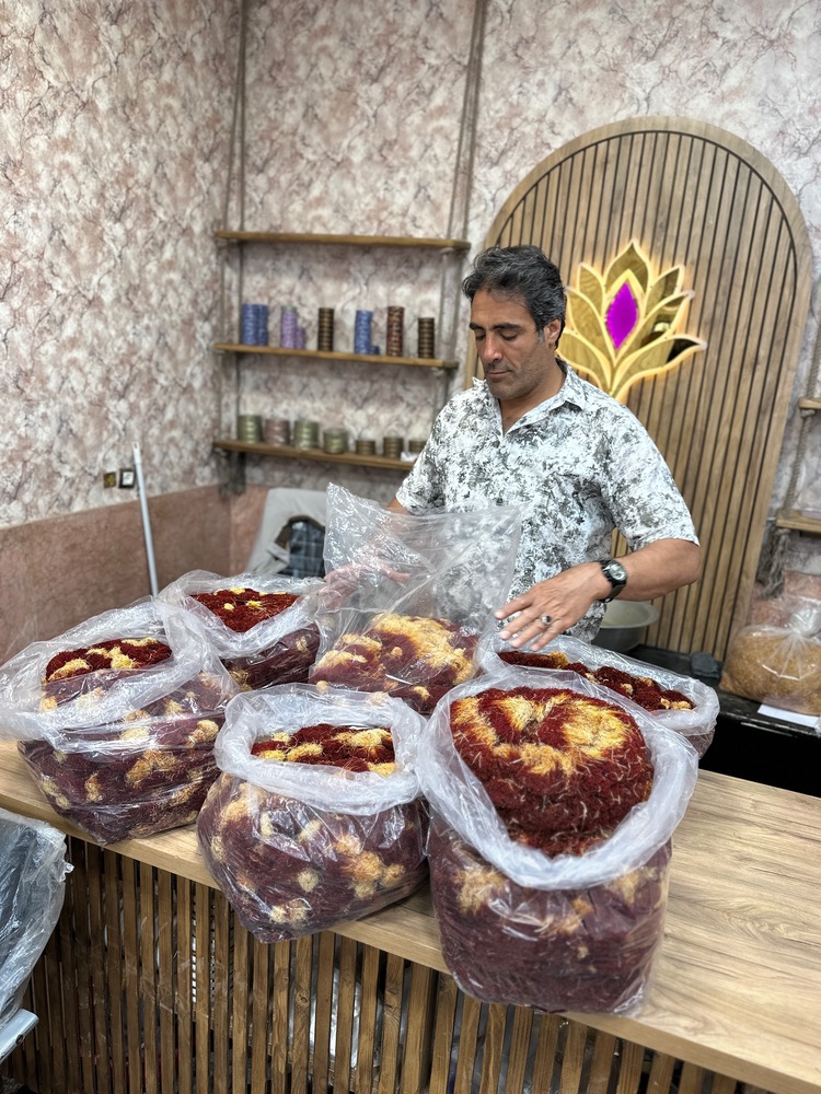 مجید خواجوی در حال بسته‌بندی زعفران اصل قائنات